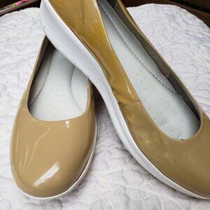 EUC EASY SPIRIT Esoroco Anti-Gravity Tan Patent Leather Wedge (9)